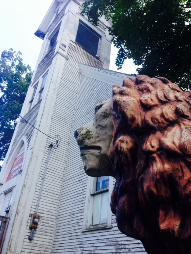 A lion at the gate of the Mifflen Methodist church